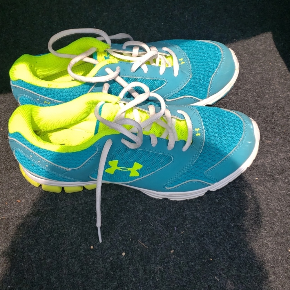 Womens under armour tennishoes